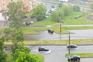 vista anterior de la calle urbana bajo la lluvia torrencial foto