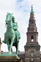 monumento al rey cristiano ix en el palacio de christiansborg en copenhague foto