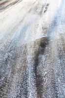 Carretera asfaltada resbaladiza cubierta de nieve en invierno foto
