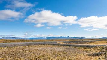 país por carretera en el paisaje de islandia en un día soleado foto