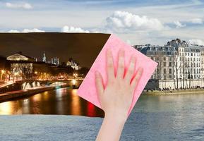 la mano borra la vista nocturna de París con tela rosa foto
