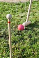 juego de croquet en césped verde foto