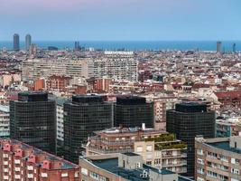 horizonte de barcelona al anochecer foto