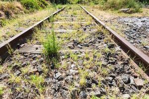 Ferrocarril cubierto de maleza en Sicilia foto