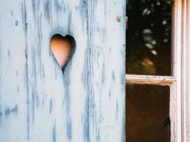 patrón en forma de corazón tallado en un obturador de madera foto