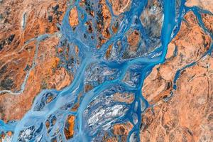 patrón abstracto de ríos glaciares que fluye a través del campo de lava volcánica en las tierras altas islandesas en verano