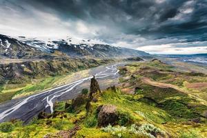 ruta de senderismo del mirador de valahnukur con el valle de la montaña y el río krossa en las tierras altas islandesas en thorsmork, islandia foto