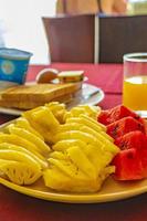 desayuno fresco piña sandía jugo de naranja tostadas phuket tailandia. foto