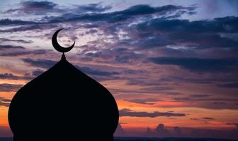 el cielo de la silueta de la cúpula de la mezquita en el crepúsculo foto