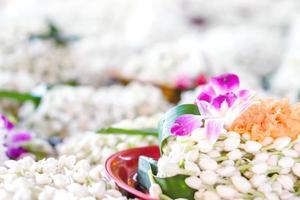 primer plano de la bandeja de flores de jazmín y el fondo borroso de los racimos de jazmín. foto