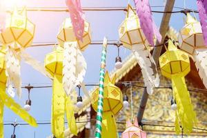 cierre y mire hacia arriba la vista de las linternas de estilo lanna tailandés para colgar frente al templo en el festival de los cien mil faroles, lumphun, tailandia. foto