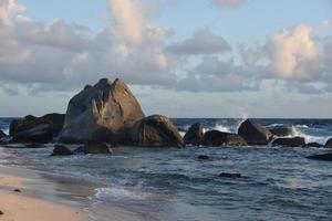 nubes sobre rocas a lo largo de la costa en aruba foto