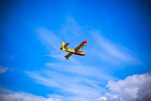avión bombero amarillo brillante foto