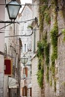 antiguas calles estrechas de piedra de trogir, croacia foto