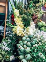 cabezas de amapola gigantes decorativas en una pequeña floristería foto
