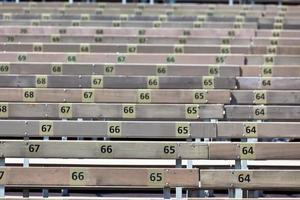 asientos de tribuna de madera con números foto