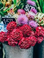 ramo de flores de clavel en una pequeña floristería foto