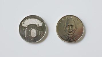 Primer plano de moneda de Taiwán de 10 yuanes, aislado en un fondo blanco. foto