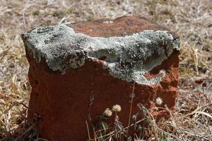 lápida de piedra sencilla foto