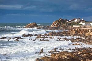 costa del océano de portugal occidental cerca de porto foto