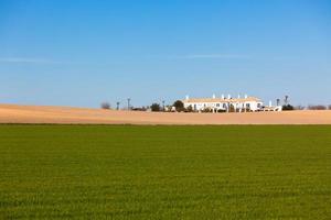 paisaje rural del sur de españa con casa y campo verde foto