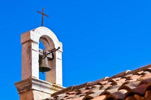 techo de la iglesia croata sobre fondo de cielo azul foto