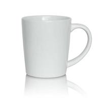 taza blanca vacía aislada sobre fondo blanco foto