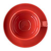 Taza roja vacía y vista superior del platillo aislado en blanco foto