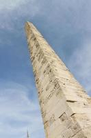 obelisco amurallado en estambul foto