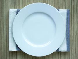 plato blanco vacío con mantel foto