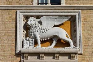 estatua de león en roma foto