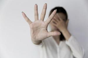 deja de lastimar a la mujer que levantó la mano para detener la violencia, el abuso sexual, la trata de personas, la violencia doméstica y la violación, día internacional para la eliminación de la violencia contra la mujer foto