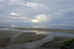 hermosa vista de la playa cuando el agua está retrocediendo en papúa foto