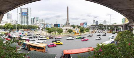 bangkok, tailandia-30 de junio de 2019 vista panorámica del tráfico en la intersección del monumento de la victoria hito de bangkok, tailandia durante el día. foto