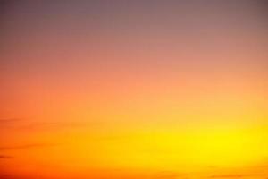 hermosas nubes de color naranja degradado y luz solar en el cielo azul perfecto para el fondo, disfrutar de la noche, el crepúsculo, la temporada de lluvias, el invierno, el verano foto