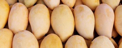 ripe mangoes on shelf photo