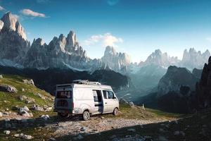 Old van life en las montañas dolomiti di brenta, italia foto