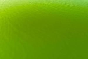 superficie de agua verde brillante foto