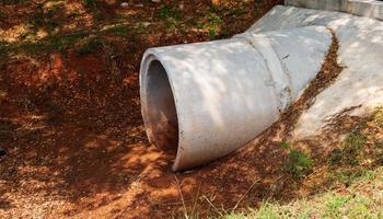 tubería de drenaje de cemento foto