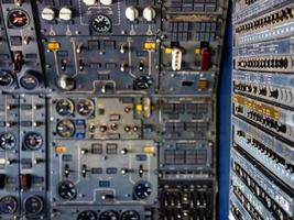 panel de interruptores de control de vuelo del avión dentro de la cabina foto