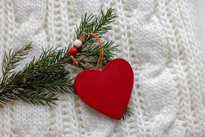 corazón de san valentín en un andamio blanco. antecedentes para la tarjeta de felicitación del día de san valentín, concepto de celebración romántica foto