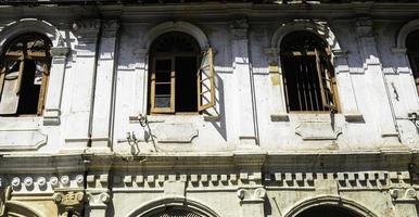 casa antigua abandonada en la ciudad de kandy foto