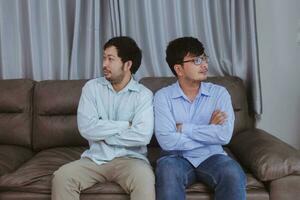 Una pareja gay asiática que se disculpa por su novio ofendido por error foto