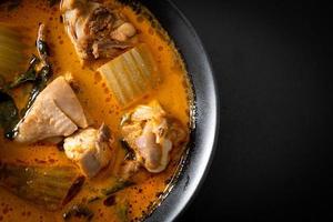 sopa de pollo al curry con roti foto