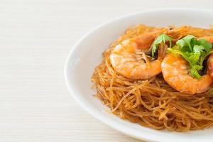 camarones a la cazuela o al horno con fideos de vidrio foto