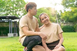 pareja asiática amor citas en el parque foto