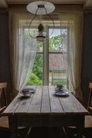 Oslo, Noruega. 29 de mayo de 2022. mesa de comedor en una pequeña casa en el museo noruego de historia cultural en oslo. foto