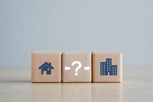 concepto inmobiliario, de inversión inmobiliaria y de gestión de activos. casa o apartamento con el concepto de icono de signo de interrogación para decidir elegir la mejor propiedad con su derecho. elegir una vivienda adecuada. foto