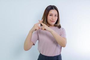 mujer asiática mostrando parada, señal de prohibición cruzada con las manos. foto