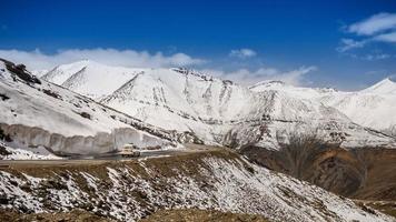 coche de viaje en la montaña de nieve, india foto